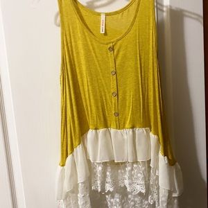 Beautiful Lace tank. Please see details about sizing!!! Thanks ☺️💕